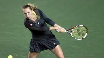 Caroline Wozniacki logró su primera victoria de la temporada