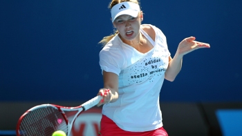 Caroline Wozniacki superó a Gisela Dulko y se estrenó con un triunfo en Melbourne