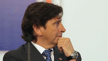 Multitud bloqueó salida de Laurence Golborne desde emisora de Punta Arenas