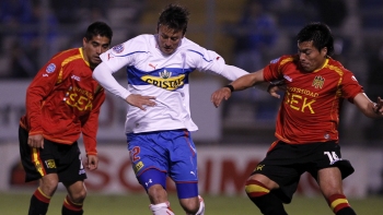 U. Española recibe a U. Católica en un inédito duelo chileno por Copa Libertadores