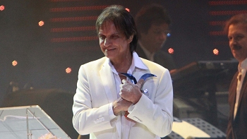   Roberto Carlos y Yuri se llevaron Gaviota de Plata en la primera noche de Viña 