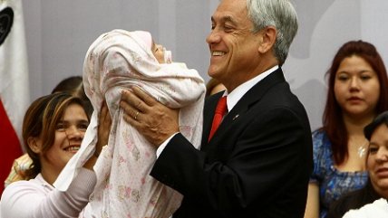 Piñera presentó proyecto que amplía postnatal a seis meses