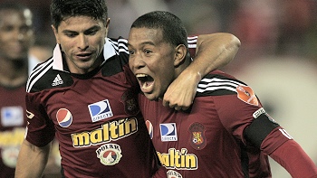 Caracas llegó a Santiago y quedó a la espera de su compromiso ante U. Católica