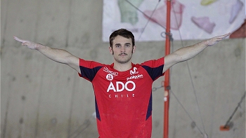   Tomás González comienza su temporada 2011 saltando a la pista en París 