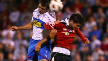 U. Católica venció a Caracas por Copa Libertadores y es líder del Grupo 4