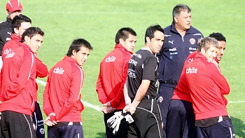   La selección chilena viajó a Holanda pensando en el duelo ante Colombia 