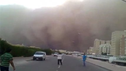 Una impresionante tormenta de arena en Kuwait
