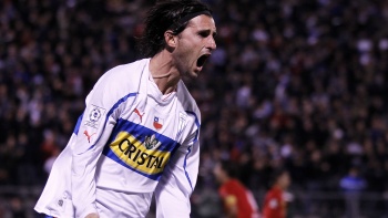 U. Católica superó con angustia a U. Española y clasificó a octavos de final de la Libertadores