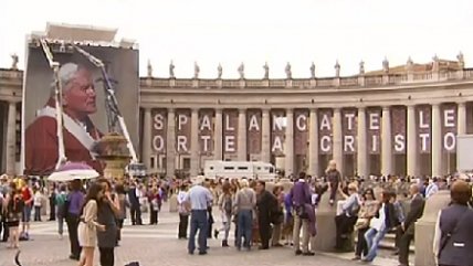   El Vaticano coloca foto gigante de Juan Pablo II 