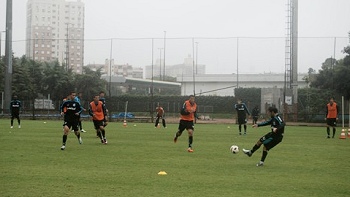 Gremio llegó a Santiago invadido de ausencias para desafiar a U. Católica