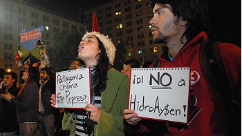 Fuerte presencia policial marcó nueva jornada de protestas en Santiago contra HidroAysén