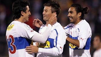 Peñarol anotó en los descuentos y aumentó la ventaja sobre la UC en el Centenario