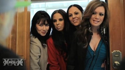   El porno en la puerta de la casa 