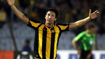 Peñarol arribó a Santiago con la idea de anotarle a la UC para avanzar a semifinales