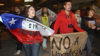 Nueva manifestación contra HidroAysén reunió a 400 personas en la capital