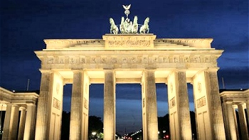 Protestas contra HidroAysén llegan a la Torre Eiffel y la Puerta de Brandenburgo
