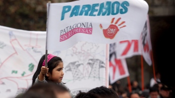 Unas 400 personas marcharon contra contaminación ambiental e HidroAysén
