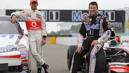   Lewis Hamilton y Tony Stewart intercambian autos en exhibición 
