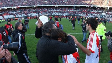   El sufrimiento de relator argentino tras consumarse el descenso de River Plate 