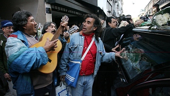 Fans acompañan cortejo de Facundo Cabral entonando 