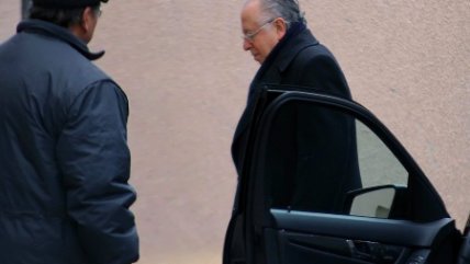 Mujer intentó increpar a Karadima a su llegada a los careos con denunciantes