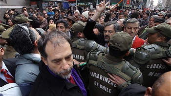 Organizaciones sociales entregaron en La Moneda 100 mil firmas contra HidroAysén