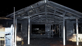 Ancianos sobrevivientes de incendio en Cañete serán trasladados a Arauco y Talcahuano