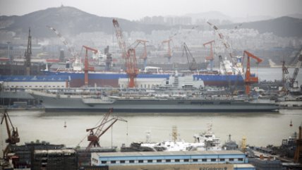 China reafirma su estrategia militar con su primer portaaviones