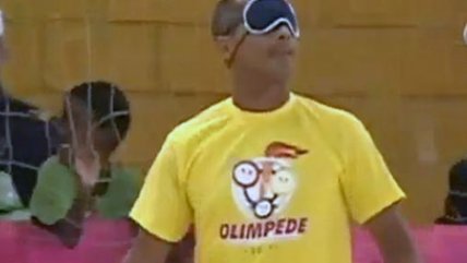   Romario hace goles hasta con los ojos cubiertos 