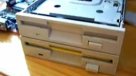 Dos lectores de diskettes interpretan la \