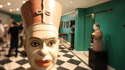   Políticos argentinos convertidos en reyes y dioses en irónica exposición 