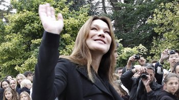 Carla Bruni dejó el hospital ocultando de las cámaras a su hija recién nacida