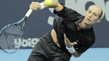 Nikolay Davydenko se reencontró con su mejor tenis y avanzó a segunda ronda en el ATP de Valencia