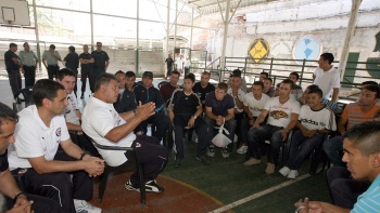   Claudio Borghi regaló camisetas a finalistas de torneo en centro penitenciario 