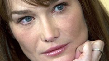 Carla Bruni pidió a los jóvenes estar 