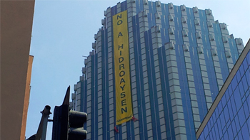 Greenpeace desplegó gigantesco lienzo en oficinas de Hidroaysén