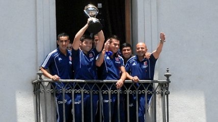 Universidad de Chile visitó el Palacio de La Moneda exhibiendo el trofeo de la Copa Sudamericana