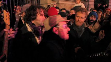   Bono cantó villancicos en las calles de Irlanda en Navidad 