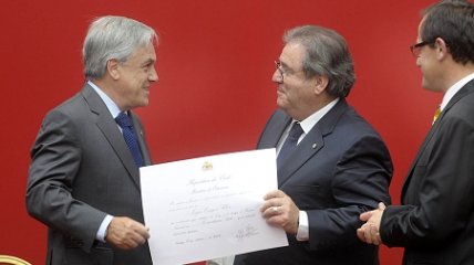   Sergio Campos recibió el Premio Nacional de Periodismo en La Moneda 