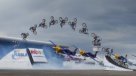 Fotógrafo capta el momento en que motorista logra espectacular truco