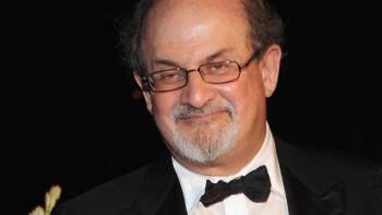   Salman Rushdie no acudirá a la India ante presunto plan para matarlo 