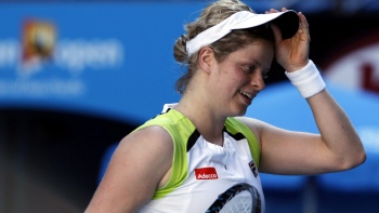 Clijsters bajó a la número uno del mundo y accedió a las semifinales de Australia