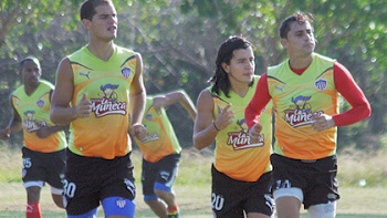 Junior viajó a Santiago para afrontar su duelo copero ante Unión Española