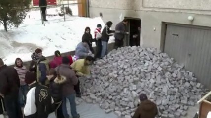   En Hungría queman billetes para combatir el frío 