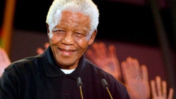 Mandela se mantiene en buen estado tras someterse a laparoscopía