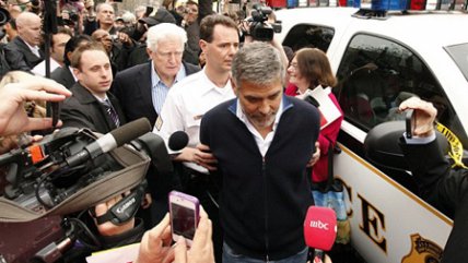   George Clooney detenido en una protesta contra el gobierno de Sudán 