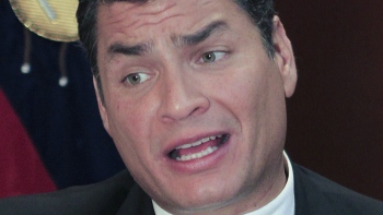   Rafael Correa indultó a dos policías que lo atacaron en revuelta de 2010 