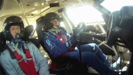   Mira a Eliseo Salazar probando un auto para el Mundial de Rally 