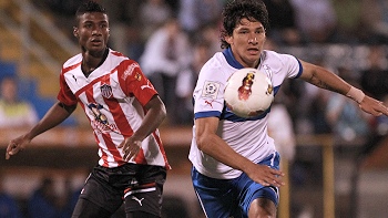 U. Católica visita a Junior con la intención de consolidar sus opciones en el Grupo 3