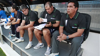 Preparador físico de U. Católica fue detenido por incidentes en la derrota en La Paz